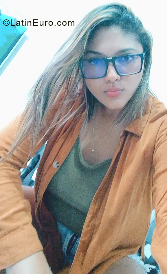 Date this nice looking Colombia girl Andrea from Barranquilla CO31128