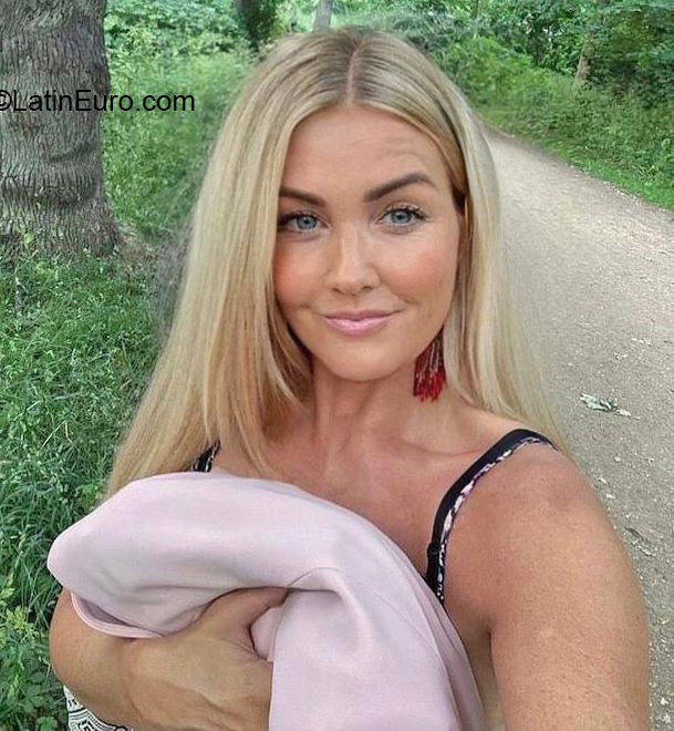 Date this young United States girl Sandra from Boston US21591