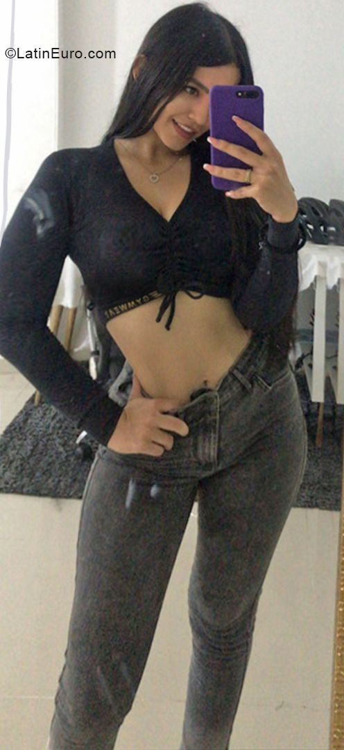 Date this nice looking Colombia girl Julieth from Medellin CO31337