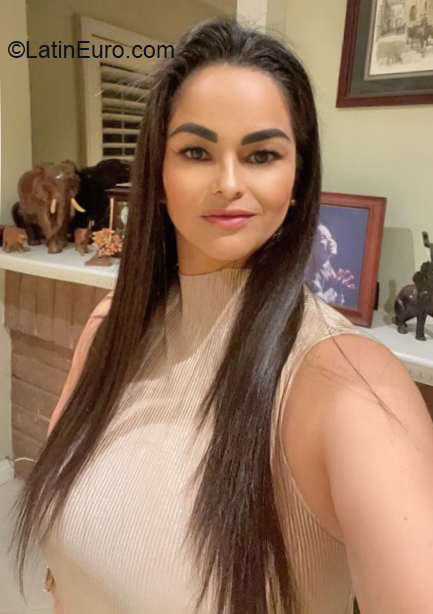 Date this voluptuous United States girl Yaneth from Walnut US21612