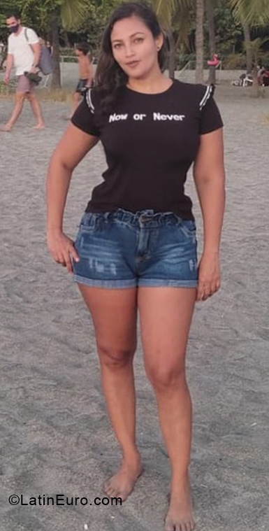 Date this attractive Colombia girl Jhohana from Santa Marta CO31444