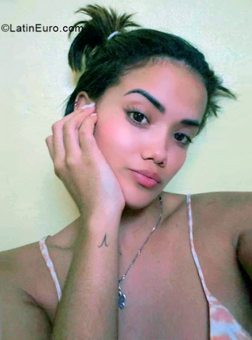 Date this happy Dominican Republic girl Key from Santo Domingo DO40675