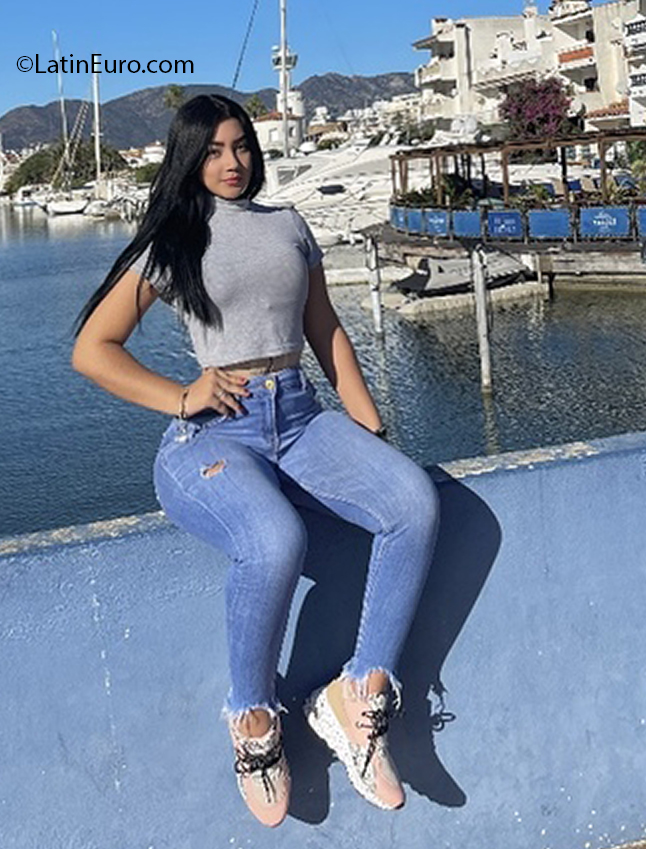 Date this fun Spain girl Nata_oficial from Barcelona ES701