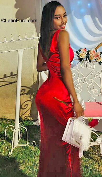 Date this happy Colombia girl Kendal from Cali CO31713