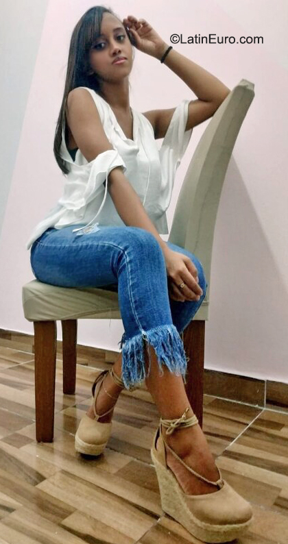 Date this voluptuous Brazil girl Larissa from Salvador BR11923