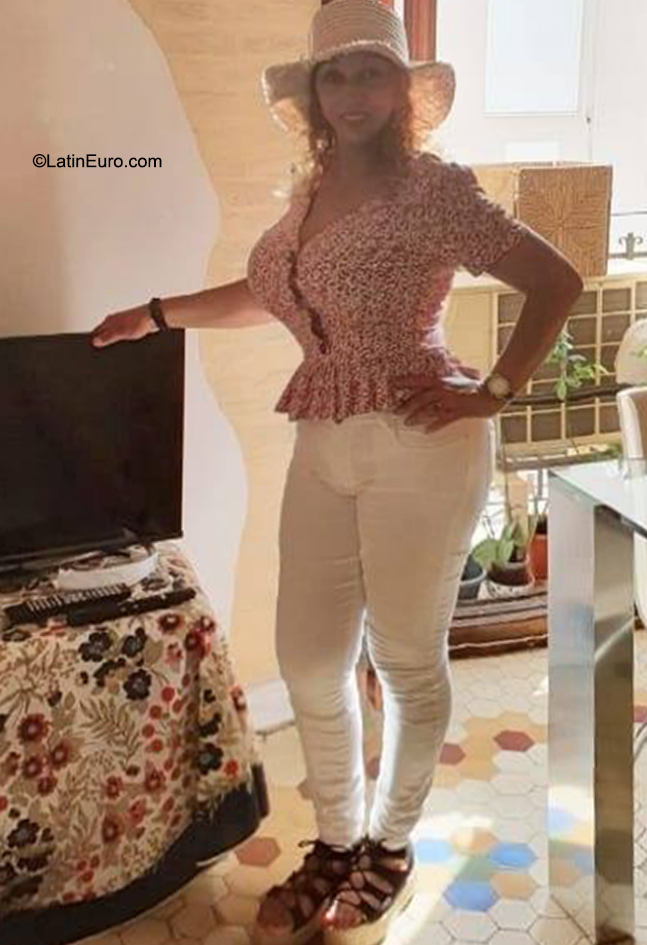 Date this hot Spain girl Maviana from Valencia ES714