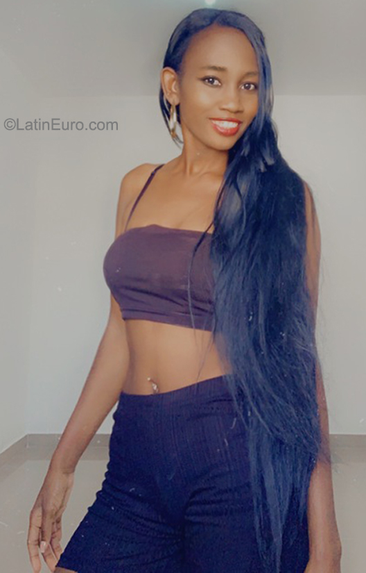 Date this sensual Dominican Republic girl La negra from Santiago DO40872