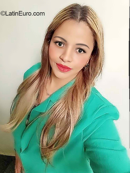 Date this attractive Brazil girl Aline from Brasília BR12124