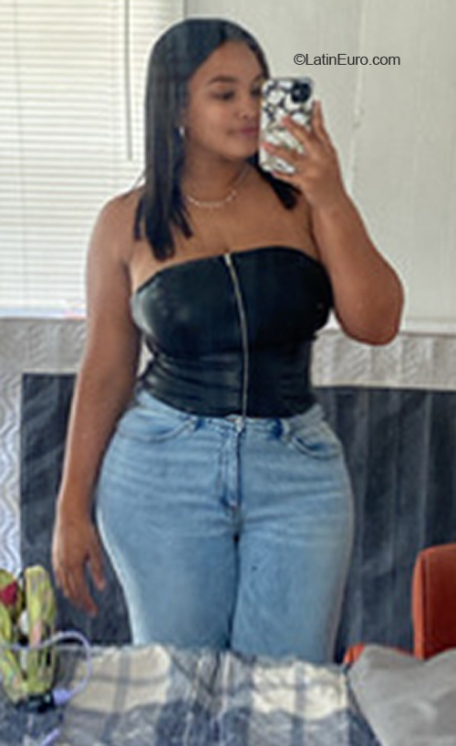 Date this nice looking United States girl Daniela from Austin US21860