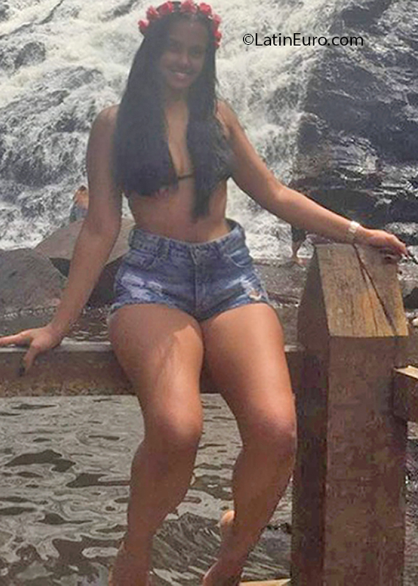 Date this sultry Brazil girl Lizandra from Salvador BR12159