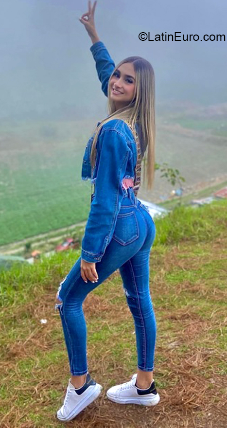 Date this sensual Venezuela girl Leita from San Francisco VE4270