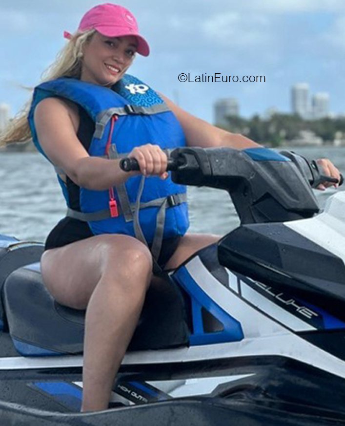 Date this lovely Dominican Republic girl Desiree from Santo Domingo DO41078