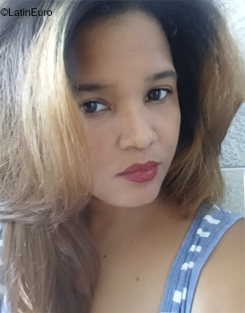 Date this happy Dominican Republic girl Purple wings from Santo Domingo DO41143