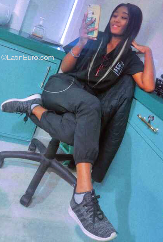 Date this stunning Dominican Republic girl Karla from Santo Domingo DO43190