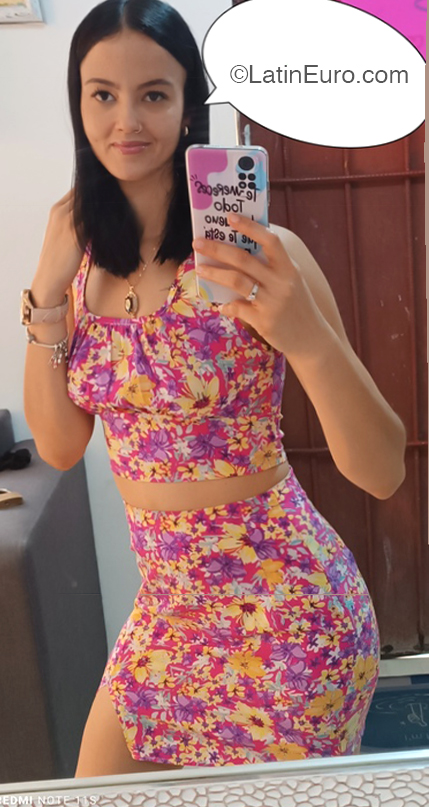 Date this georgeous United States girl Yomaira from Miami US22355