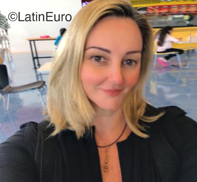 Date this attractive Venezuela girl Patricia from Caracas VE4507