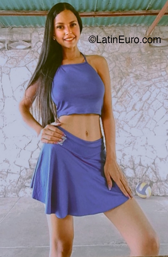 Date this foxy Venezuela girl Mariana from  VE5276