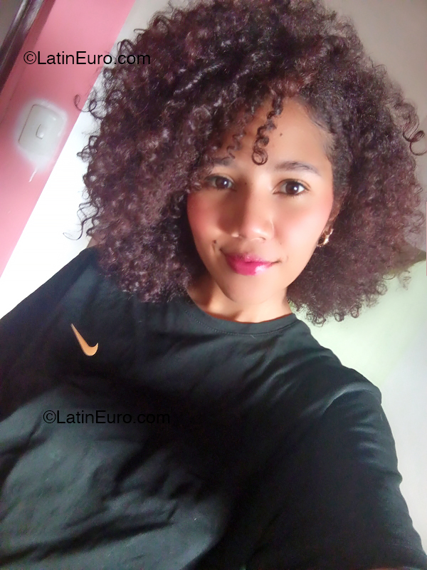 Date this athletic Venezuela girl Indiri from Caracas VE4889