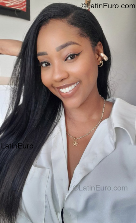 Date this nice looking Colombia girl Vivian from Turbo CO32938