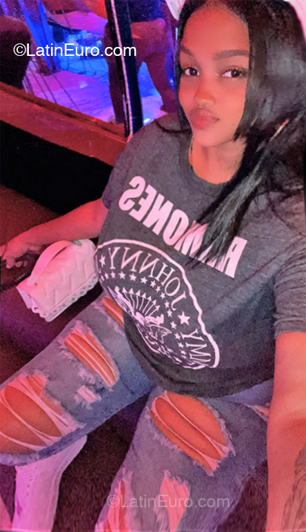 Date this stunning Dominican Republic girl Juleiny from Santo Domingo DO53720