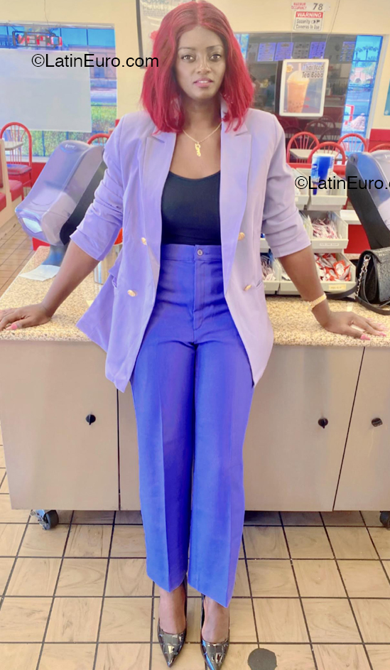 Date this nice looking United States girl Claire from Phoenix US25137