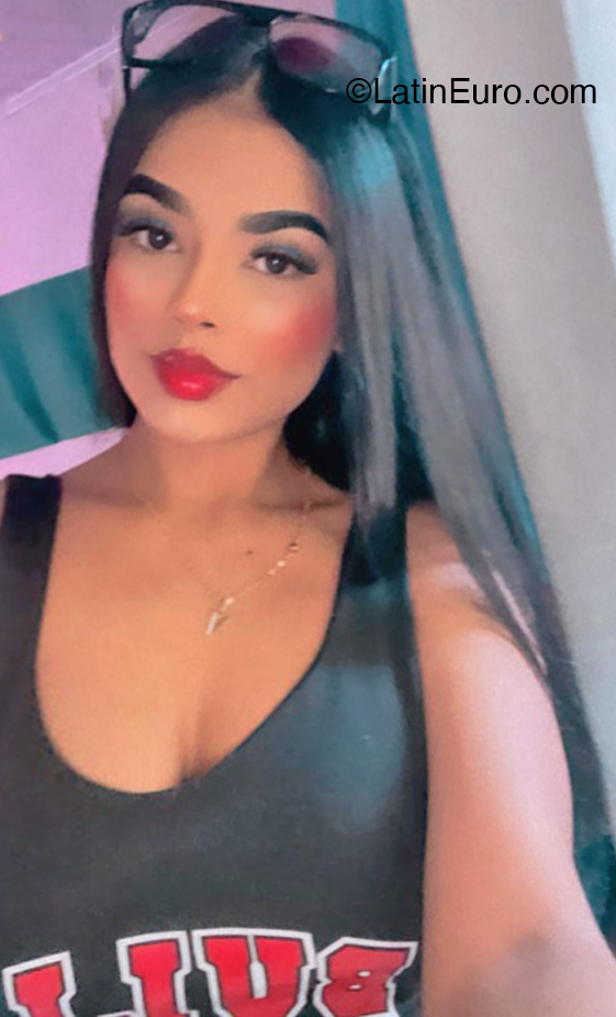 Date this fun Colombia girl Valeria from Medellin CO33238