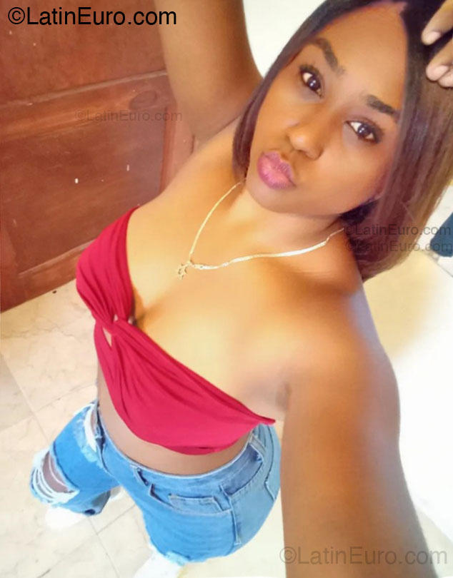 Date this beautiful Dominican Republic girl Paola from Santo Domingo DO54482