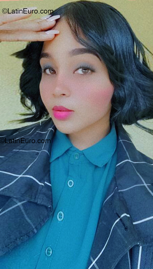 Date this gorgeous Dominican Republic girl Esmeralda from Santo Domingo Este DO54497
