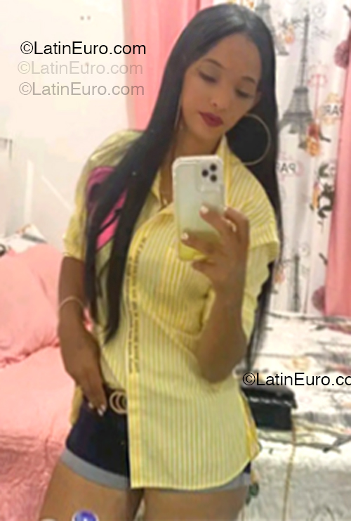 Date this beautiful Dominican Republic girl Alondra from Santo Domingo DO54669