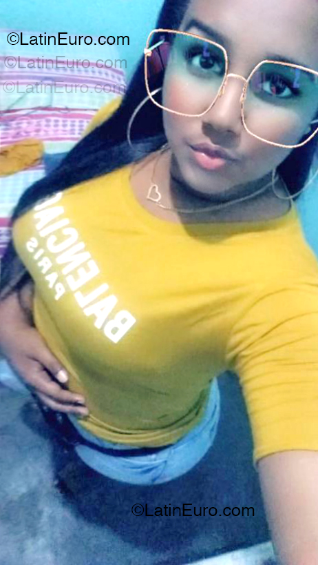 Date this foxy Dominican Republic girl Mabel from Santo Domingo DO54673