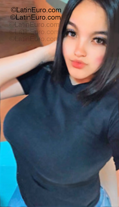 Date this delightful Dominican Republic girl Yismeiri from Santo Domingo DO55052