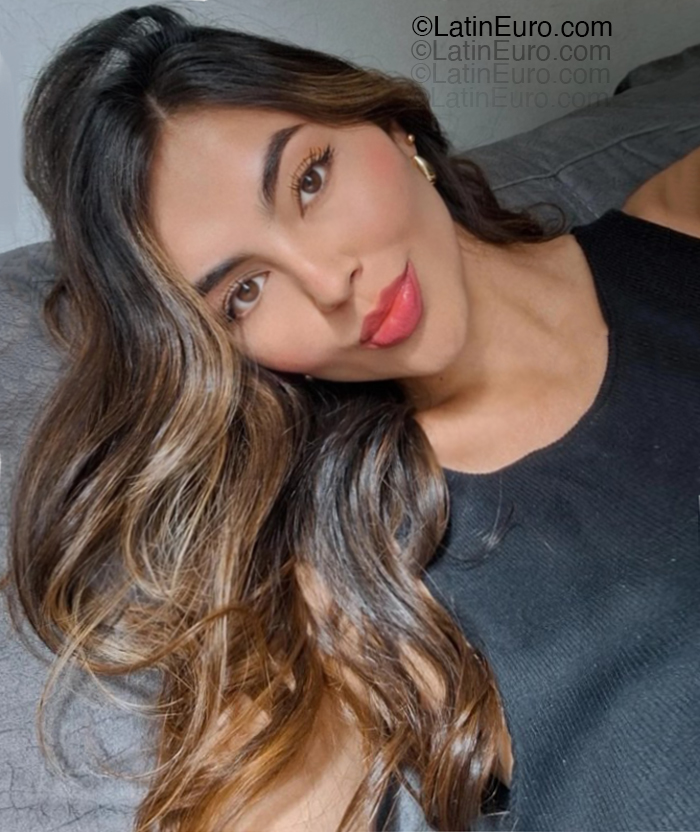 Date this hot Colombia girl Laura from Bogota CO33339