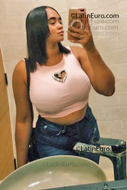 Date this nice looking Dominican Republic girl Natacha from Punta Cana DO55199