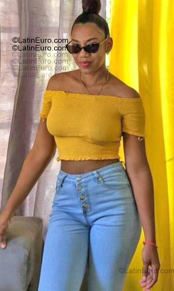 Date this foxy Dominican Republic girl Alba from Puerto Plata DO55310