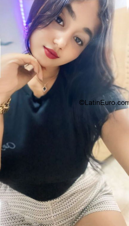 Date this charming Colombia girl Ross from Cali CO33446