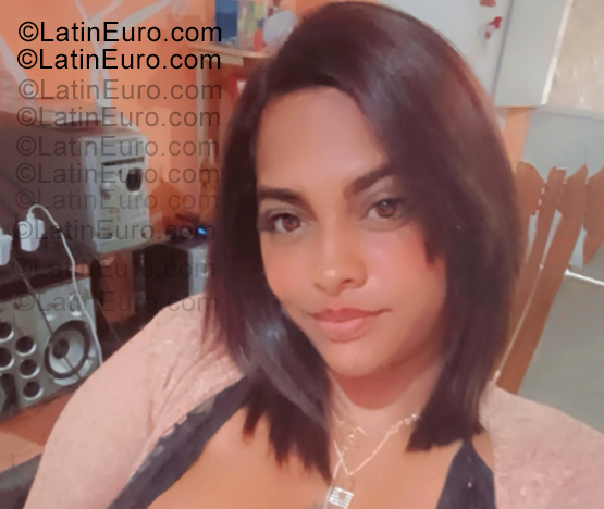 Date this nice looking Venezuela girl Yenny from Chacao VE5356
