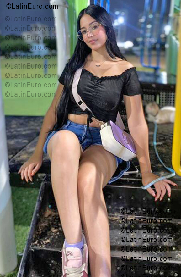 Date this pretty Colombia girl Albe from Medellin CO33518