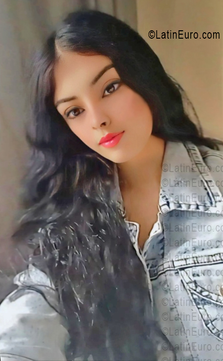 Date this gorgeous Venezuela girl Georgelis from Barcelona VE5381