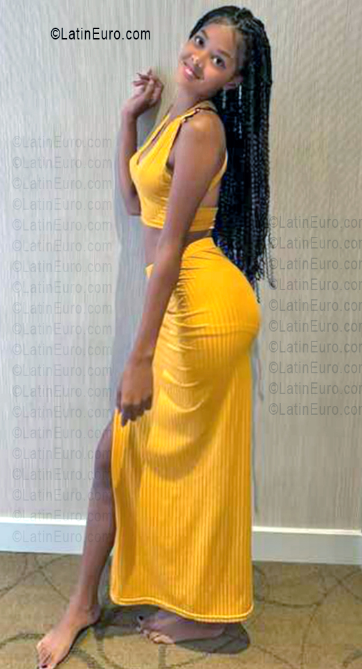 Date this attractive Dominican Republic girl Mara from Santo Domingo DO55943