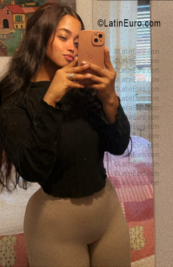 Date this foxy Italy girl Yulianny from Milan IT449