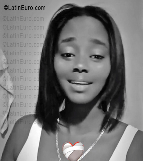 Date this foxy Dominican Republic girl Erika from Santo Domingo DO55833