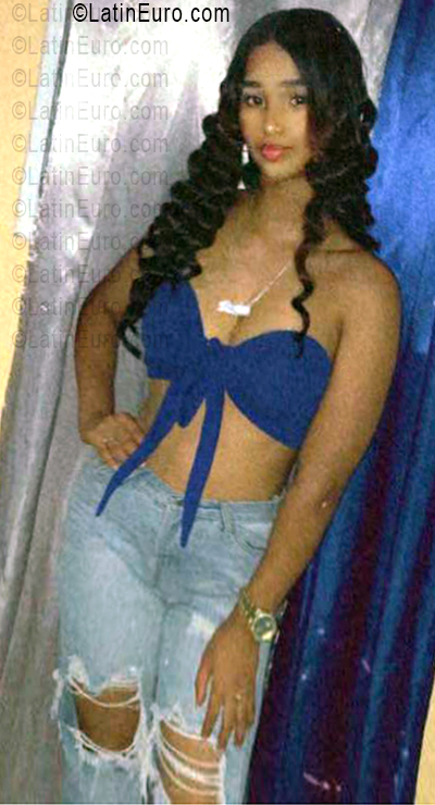 Date this gorgeous Dominican Republic girl Emely from Santiago DO56153