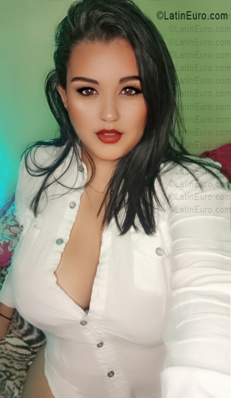Date this sultry Venezuela girl Mari from San Antonio VE5643