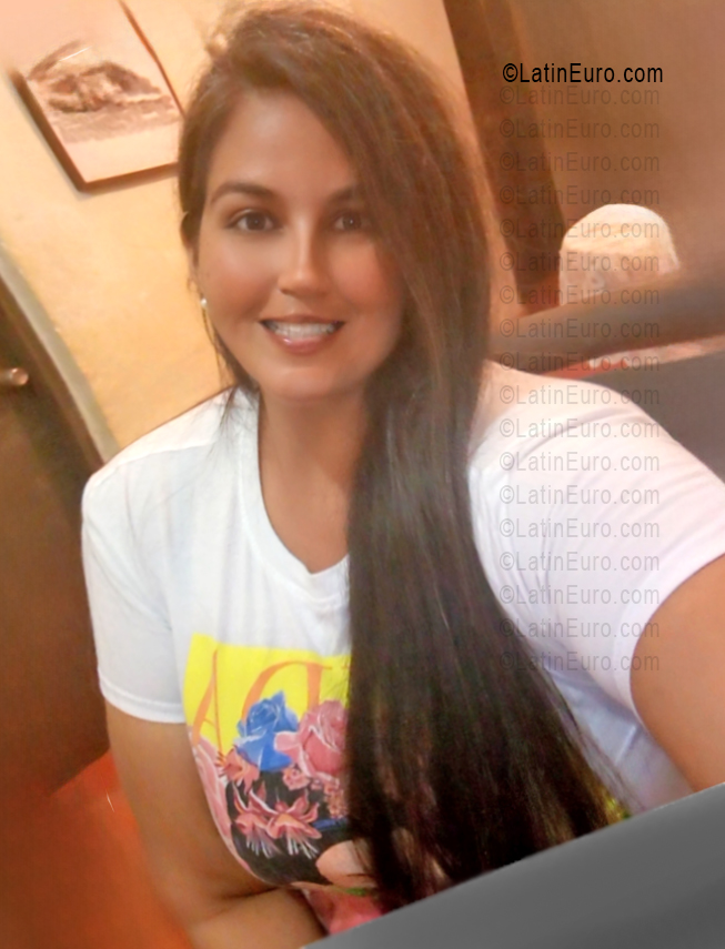 Date this happy Venezuela girl Mariana from Venezuela VE5647