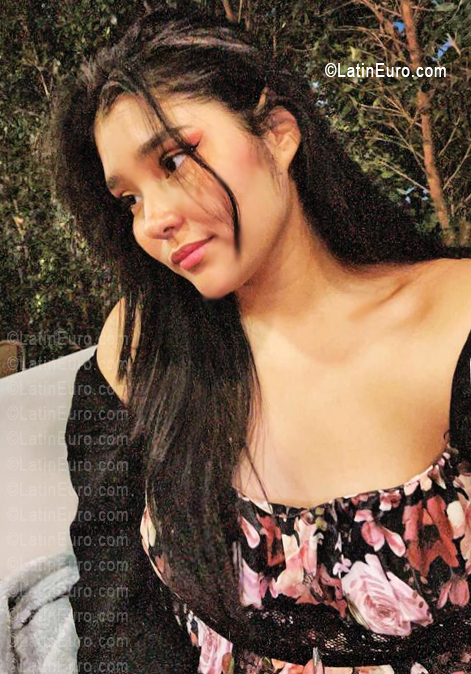 Date this happy Ecuador girl Nicol from Quito EC1139