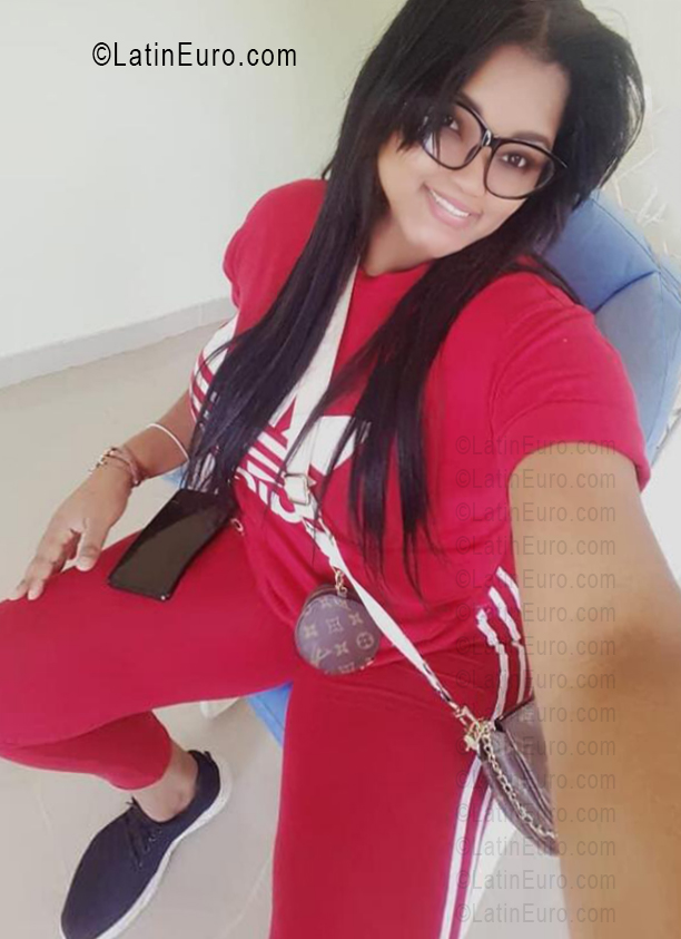 Date this pretty Dominican Republic girl Thalia from Santo Domingo DO56502