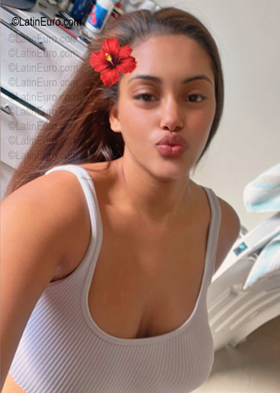 Date this gorgeous Dominican Republic girl Maria from Santo Domingo DO56724