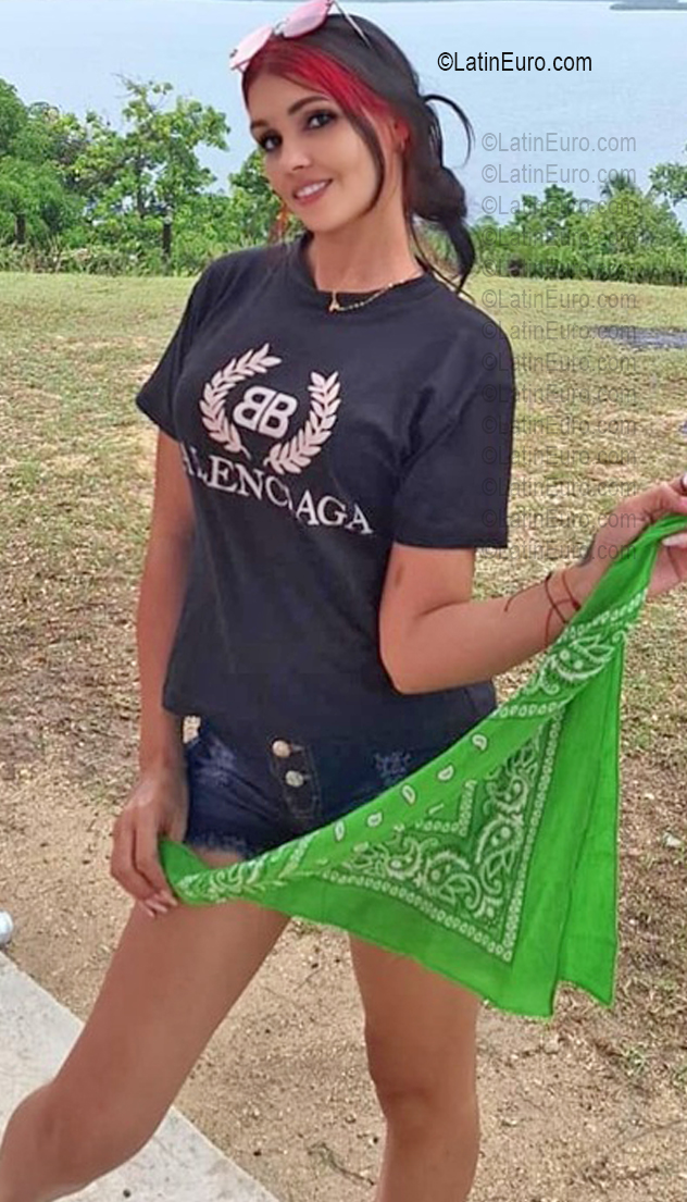 Date this beautiful Cuba girl Odanais from Holguin CU843