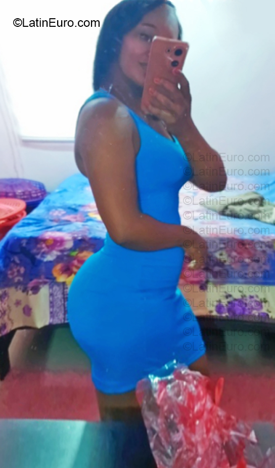 Date this happy Dominican Republic girl Araceli from Santo Domingo DO57025