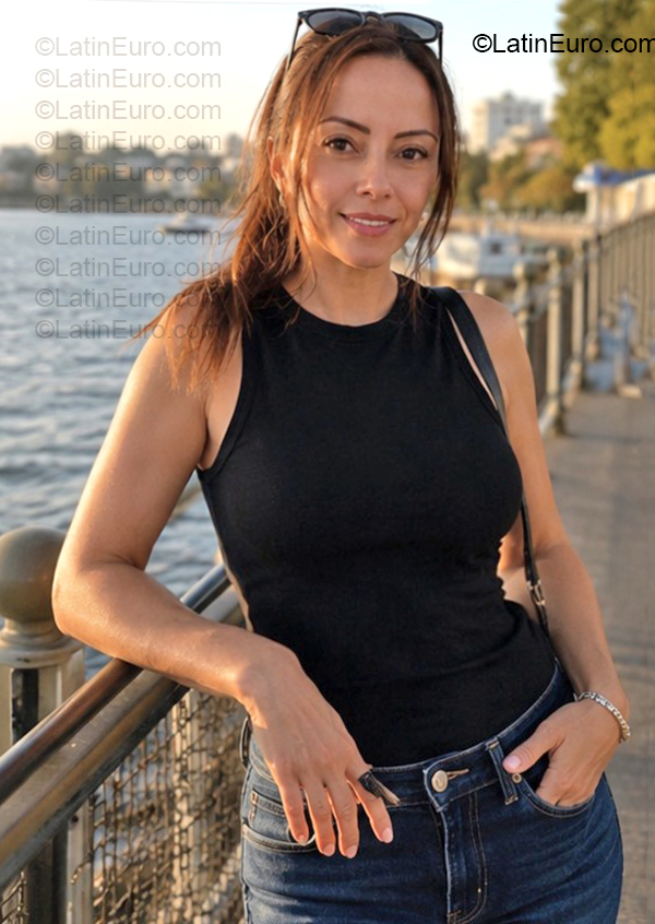 Date this beautiful Australia girl Sara from Perth AU373